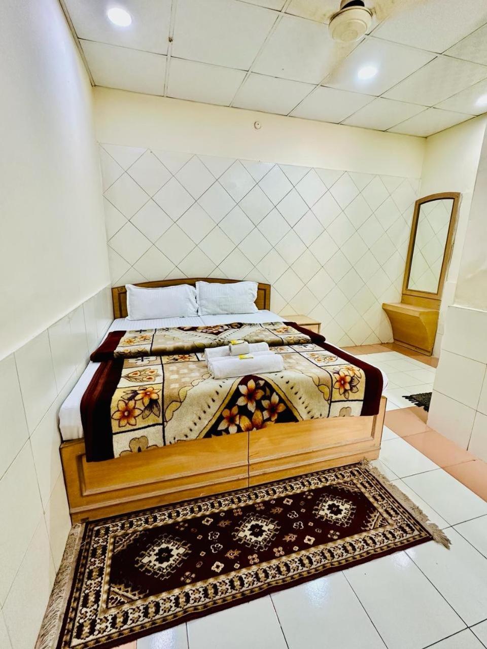 Hotel Sheela, 100M From Taj Mahal Agra  Dış mekan fotoğraf