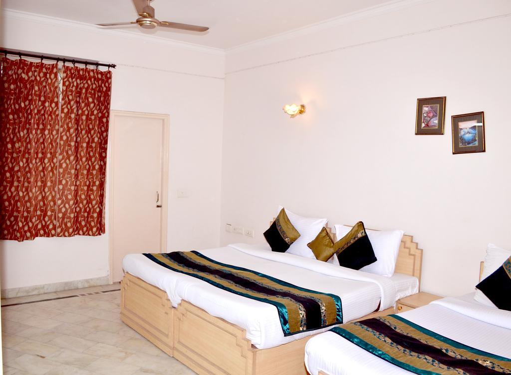 Hotel Sheela, 100M From Taj Mahal Agra  Dış mekan fotoğraf