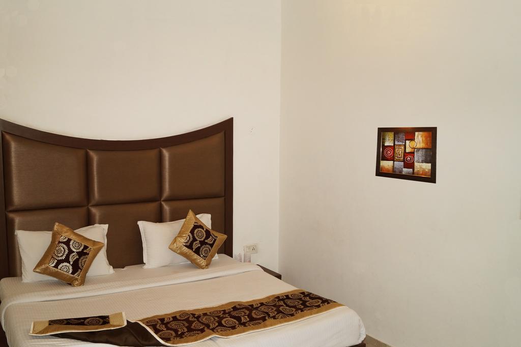 Hotel Sheela, 100M From Taj Mahal Agra  Dış mekan fotoğraf