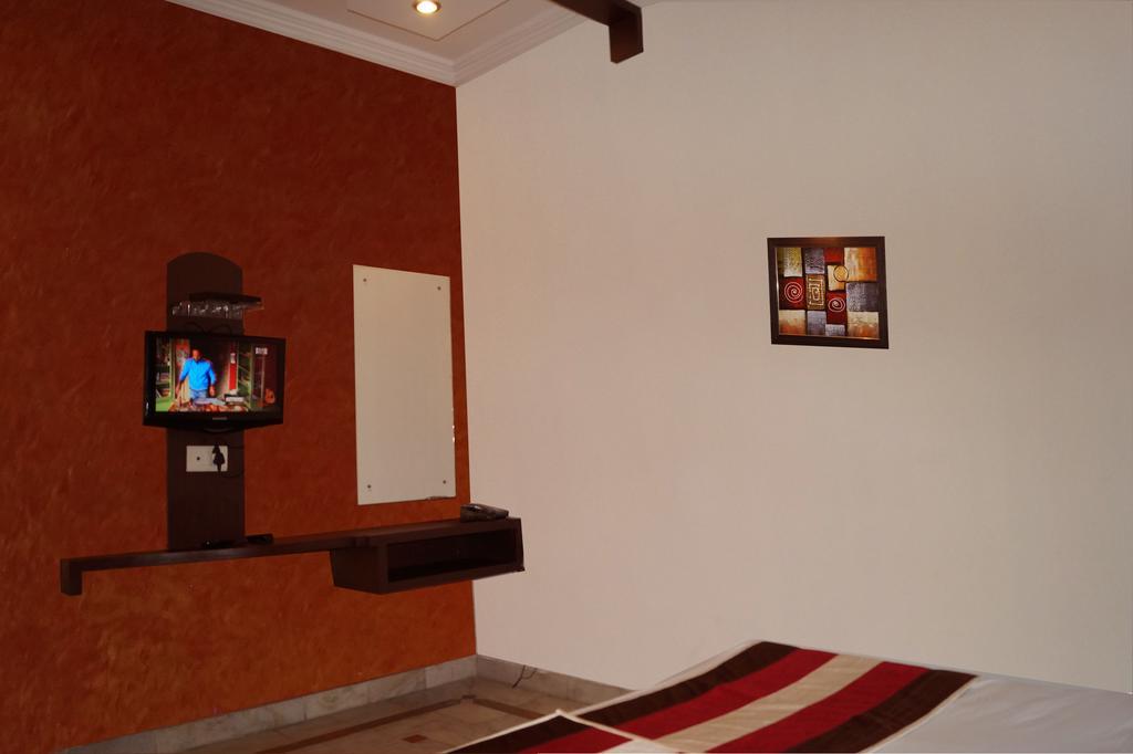 Hotel Sheela, 100M From Taj Mahal Agra  Dış mekan fotoğraf
