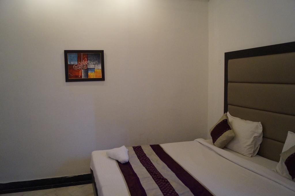 Hotel Sheela, 100M From Taj Mahal Agra  Dış mekan fotoğraf