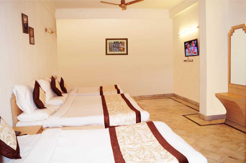 Hotel Sheela, 100M From Taj Mahal Agra  Dış mekan fotoğraf