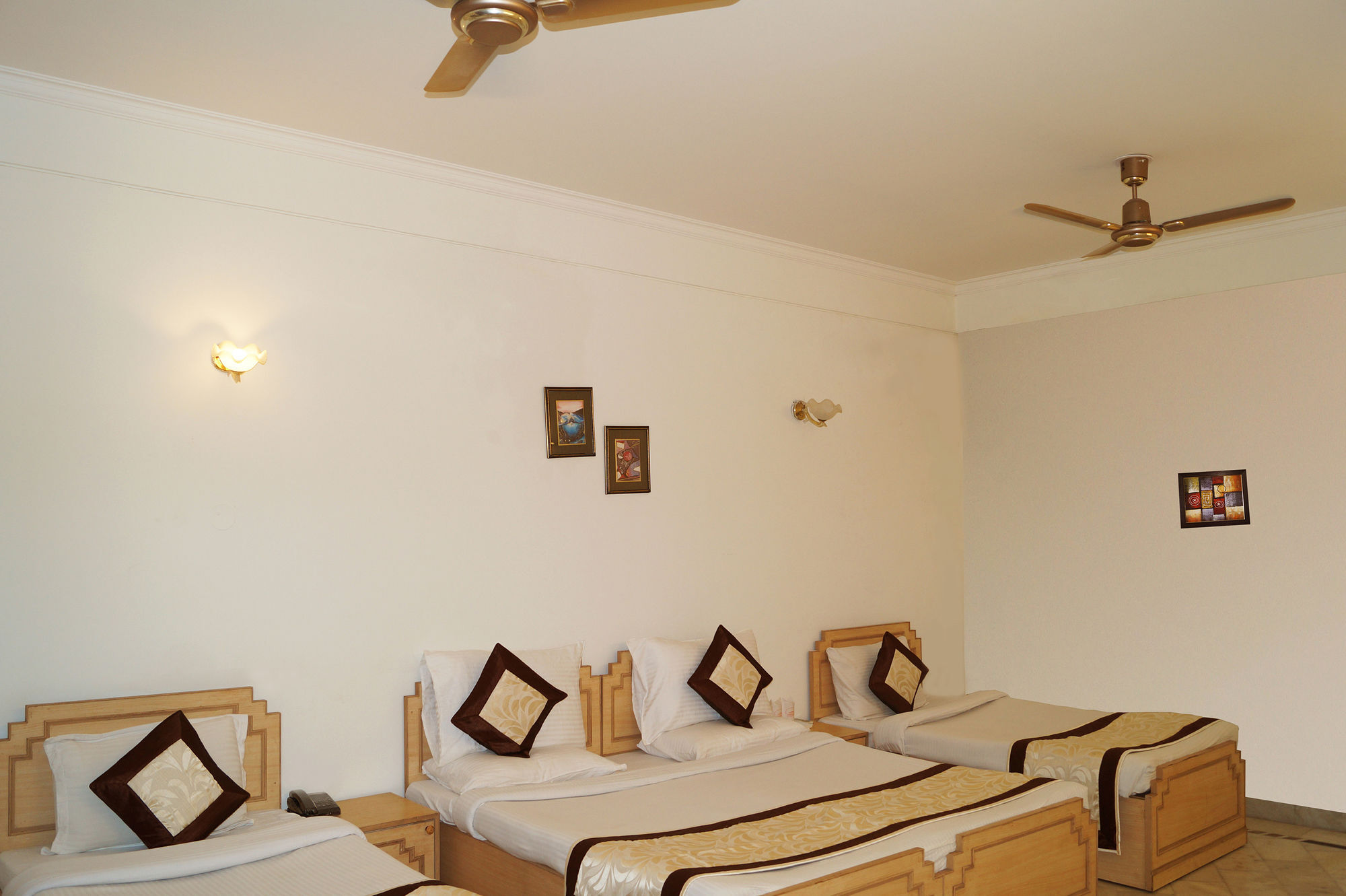 Hotel Sheela, 100M From Taj Mahal Agra  Dış mekan fotoğraf